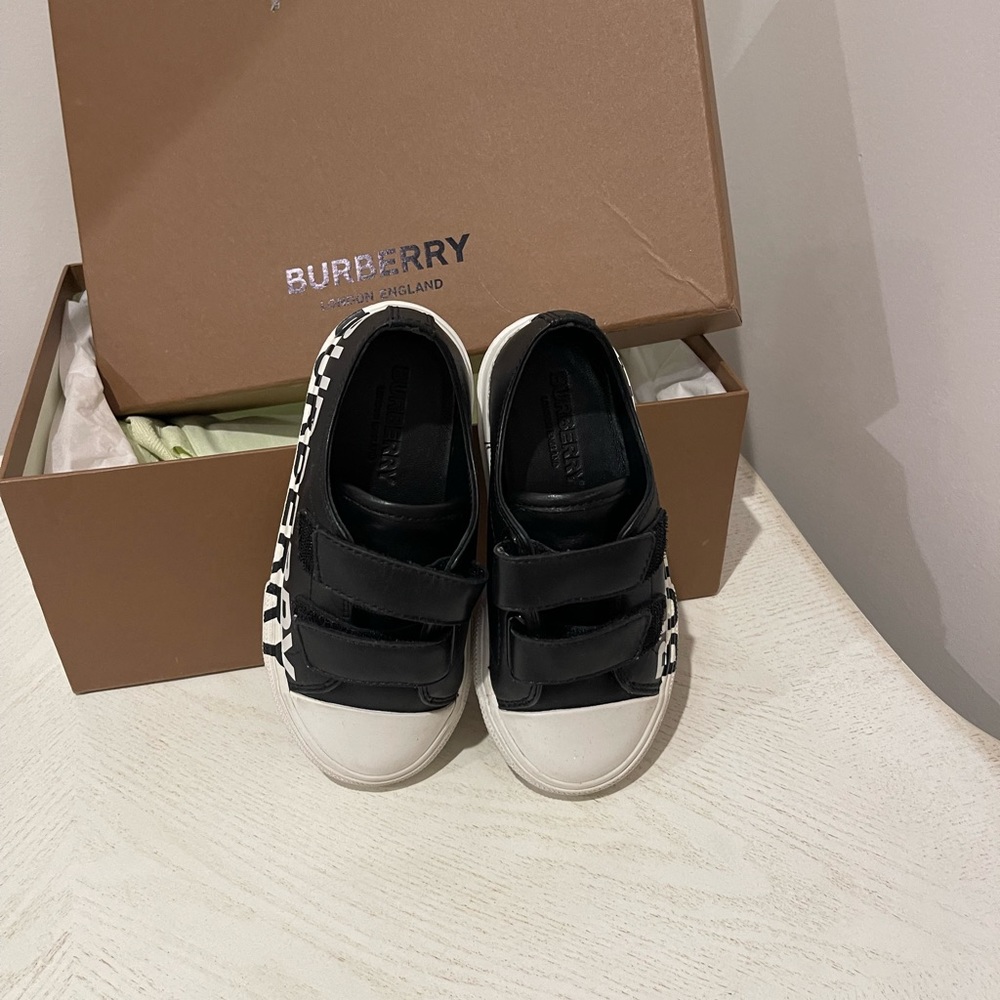 Burberry kids shoes. Size 25/9